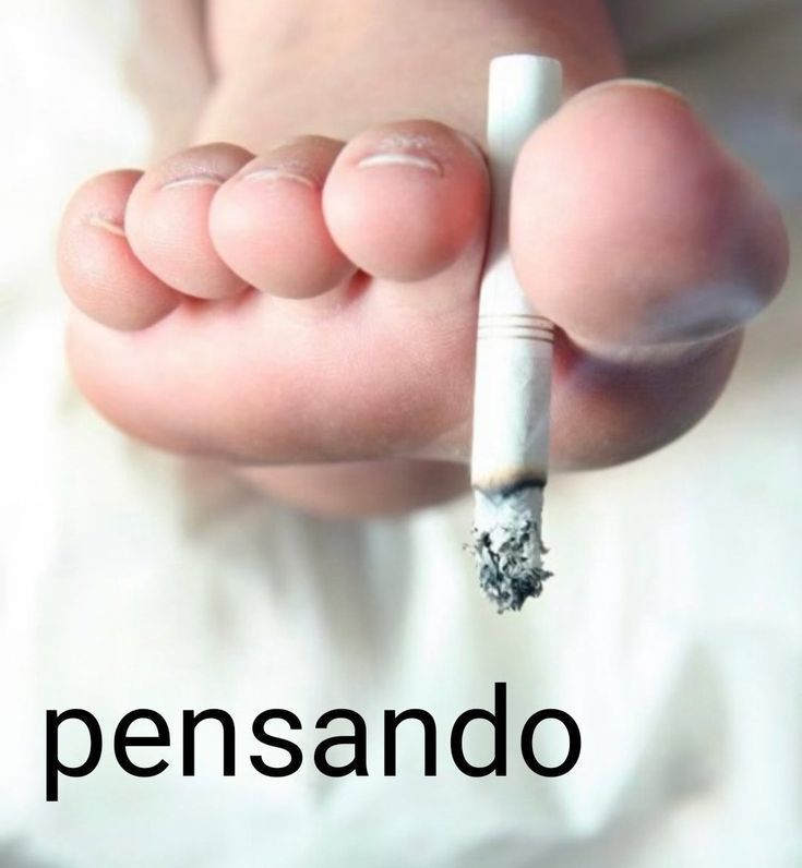 foot holding a lit cigarette above the word pensando